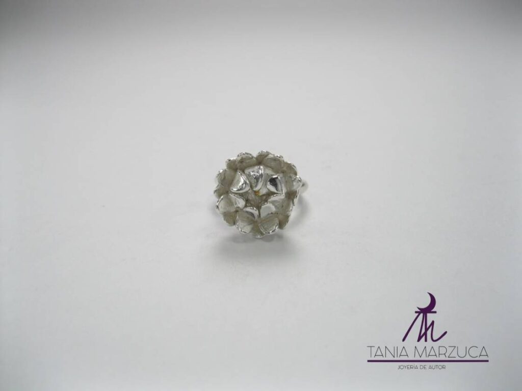 Juego de aretes y anillo "Crisantemos"