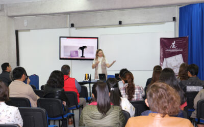 Diseñadora de joyería comparte conocimientos con alumnos UMAD