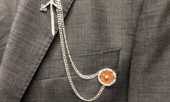 Pin/Prendedor Unisex Claymore